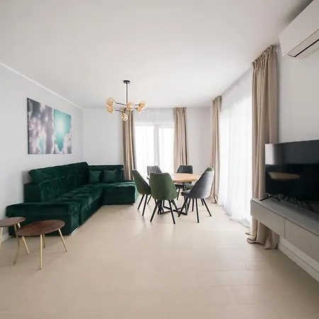 Promenada Apartments 4 *